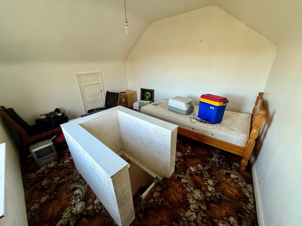 Lot: 141 - VACANT PAIR OF FLATS FOR REFURBISHMENT - Loft room
